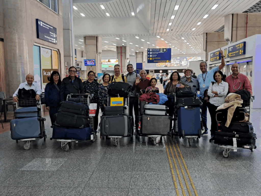 Grupo de indianos no Aeroporto Internacional Tom Jobim (GIG)